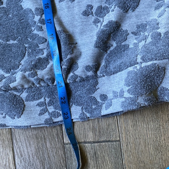 Simply Vera Vera Wang Gray Floral Textured Sweatshirt, 3/4 Sleeves, Size PL - Picture 7 of 7